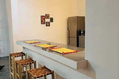 Image de Ce logement unique est proche de tous les sites et commodités