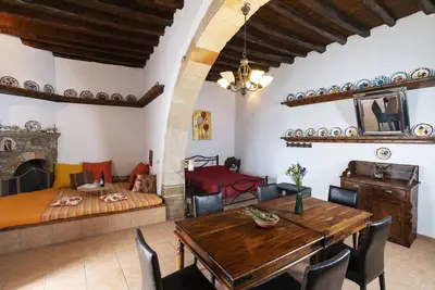 Image de Maison de vacances 'Maison traditionnelle des années 1900 à Asklipio' avec terrasse privée, Wi-Fi et climatisation