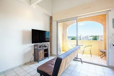 Image de Appartement Belle Vue à Martigues – Proche Centre, Grand Balcon et À Deux Pas des Plages