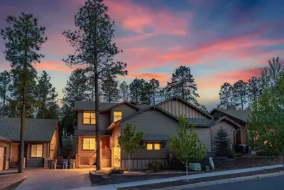 Image de Downtown Flagstaff Retreat | Game Room | Sleeps 8