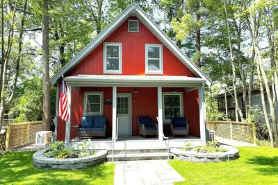Image de Cozy Red Cottage on Robinson Pond nestled between the Berkshires and Catskills.
