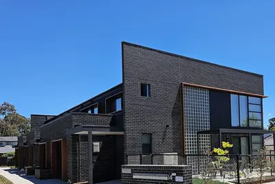 Image de Stylish new 4bedrm Townhouse with 2 secured basement cars space+free wifi