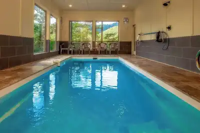 Image de The Refined Raccoon Retreat - Private indoor pool, firepit, game room, great views, and more!