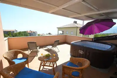 Image de Appartement de deux chambres avec la terrasse et la vue sur le mer Rijeka (A-23345-a)