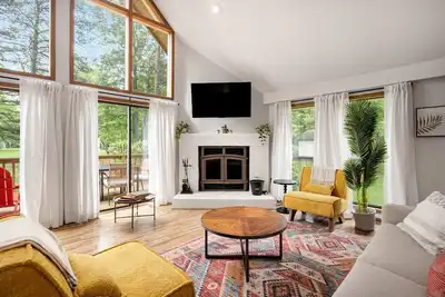 Image de Chalet w Hot Tub, Deck, Fire Pit, Wifi, Resort Fun