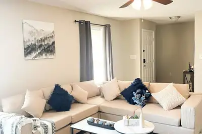 Image de Modern & Cozy Home with Game Room & King Bed! All Bedroom Have Smart TVs