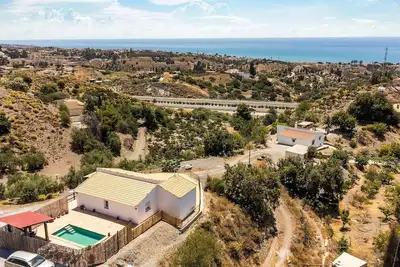 Image de Belle maison à Benajarafe avec WiFi