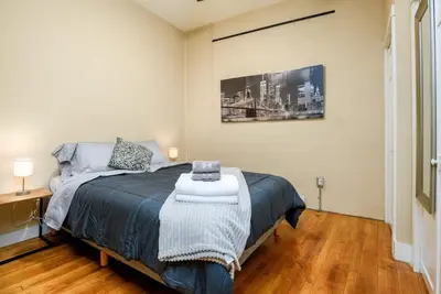 Image de Metropolitan Chic: Stylish Retreat | Skyline Views