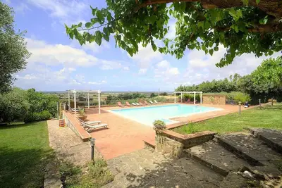 Image de Villa dei Sorbi: A characteristic and welcoming three-story age-old farm house located on a hillside, facing the sea, with Free Wi-Fi.
