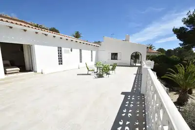 Image de Villa spacieuse avec piscine privée