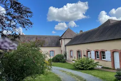 Image de Évasion Naturelle: Chambre d'Hôtes Spacieuse avec Piscine et Confort à Montreuil-le-Henri