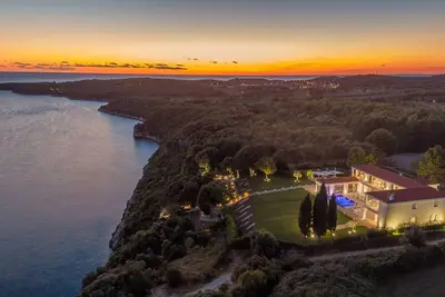 Image de Luxury Villa La Reina for 10 people only 20 meters from the sea with wellness & heated pool near Poreč