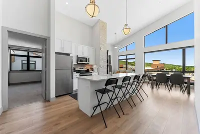 Image de Centrally Located High End Condo w/ Private Balcony & Rooftop Hot Tubs