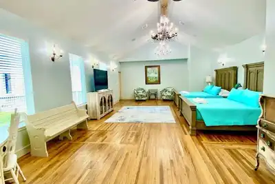 Image de Located in town, walking distance to marina and festival grounds. Cottage 7