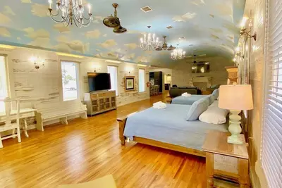 Image de Located in town, walking distance to marina and festival grounds. Cottage 8