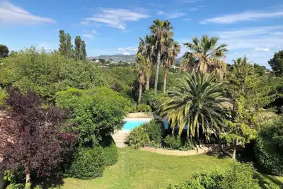 Image de Propriété avec piscine, jardin et terrain de sport.