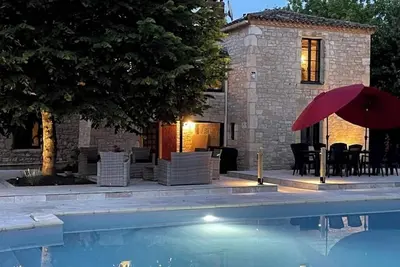 Image de Maison avec piscine et grand jardin