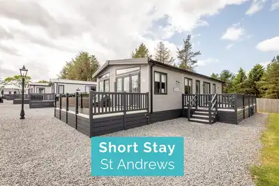 Image de Lodge No 93 | Hot Tub | Stewart's Resort Cameron