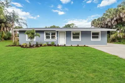 Image de Completely Updated Coastal Contemporary Retreat - Minutes to the Beach!