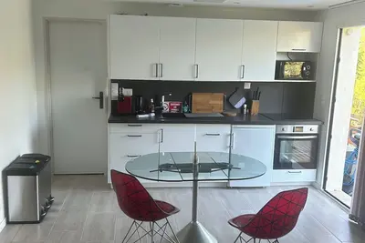 Image de Apt meublé tout confort, indépendant, au calme absolu, avec piscine privative