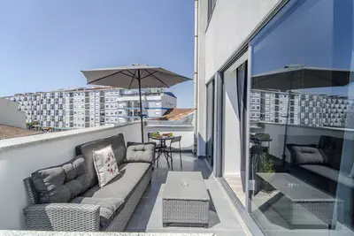 Image de The Locomotive Flat by House and People