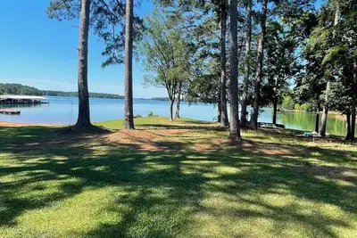 Image de Beautiful villa on Lake Hartwell, stunning views, large deck for family to enjoy