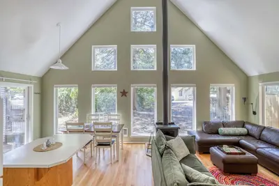 Image de Quiet, Bright Home in Nehalem, Woodstove, Bedrooms with Balconies, Dog-Friendly!