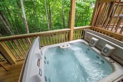 Image de *Tranquil 3bd Cabin w/ Hot Tub! Fire Pit + Games! *