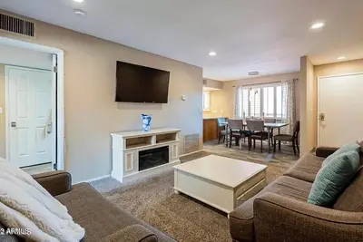 Beautiful Convenient Condo On Golf Course, 5 Pools, 5 Spas, Walking Paths! !