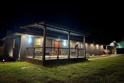 Image de Blissful southern retreat in the heart of town!