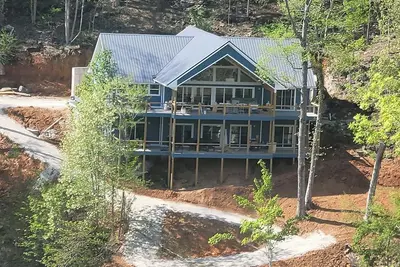 Image de \nBRAND New Beautiful Lake Front Home