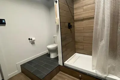 Image de Charming Prohibition-Era Speakeasy Lounge with Bedroom and Commercial Kitchen