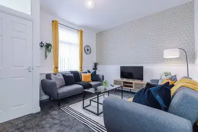 New! Spacious Home, Ideal for Groups, Free Parking
