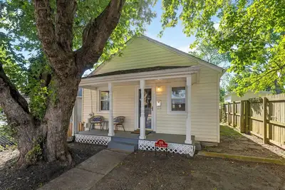 Image de Cream Street Cottage in Charlottesville, Va - Steps away from Main Street