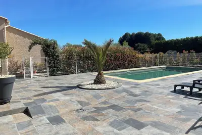 Image de Maisonnette et piscine dans un terrain clos portail électrique