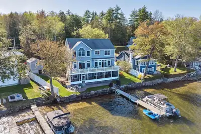 Image de Amazing 4 bed/4 bath home right on Lake Winnisquam w terrific views, hot tub