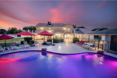 Image de Outrageous pool and onsite activities. Never leave this secluded paradise!