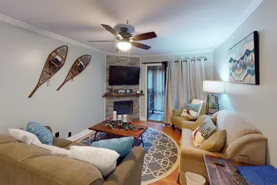 Image de Lively & Welcoming 2br Condo at Snowcrest by RedAwning