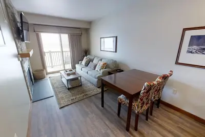 Image de Room for 6 in this luxurious Allegheny 1br+ by RedAwning