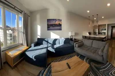 Image de Inviting 2br Expedition Station Unit by RedAwning