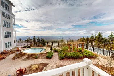 Image de Modern Seneca Studio with Breathtaking View! by RedAwning