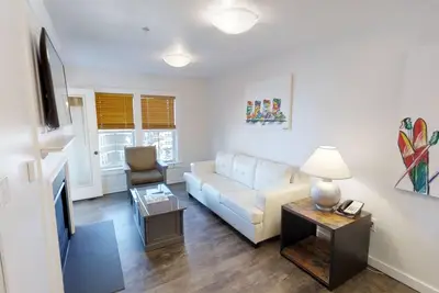 Image de Contemporary Village 1br - close to everything! by RedAwning