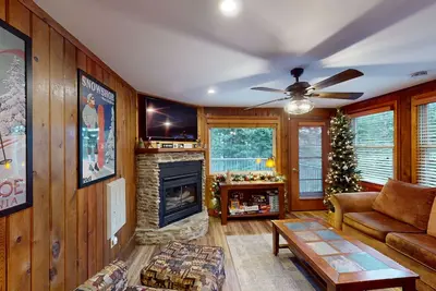 Image de Escape the Mundane in this Cozy 2br Treetop by RedAwning