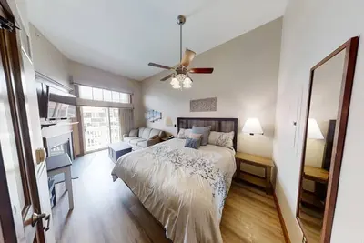 Image de Allegheny studio overlooks private pool! by RedAwning