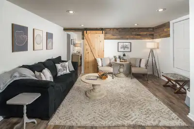 Image de Cozy Cabin Getaway - King Bed, Peaceful! ! Two miles from App - Private Basement