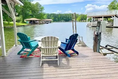 Image de Lakefront getaway with dock!