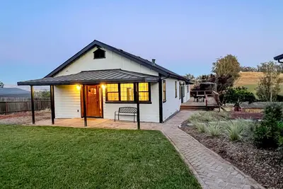 Image de Enjoy privacy and a quiet setting with hill views and modern amenities