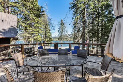 Image de Fabulous Donner Lake-front home mins from Historic Downtown Truckee.