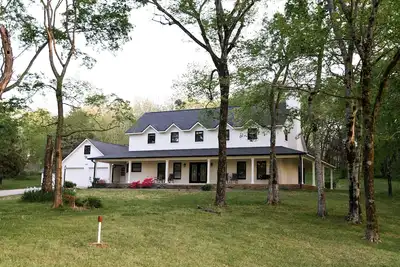 Image de Hidden gem nestled along the Arkansas River, wraparound porch and plenty of room