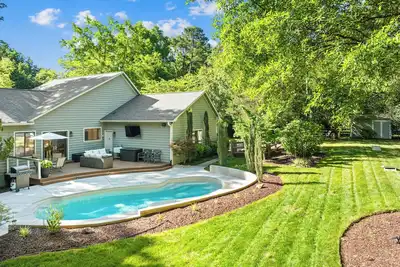 Image de Private Pool Oasis Near Clt Fun!